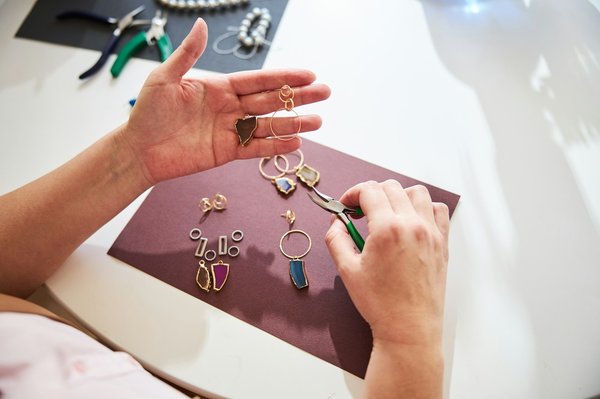 Bijoux et accessoires français faits main : artisanat d'exception.